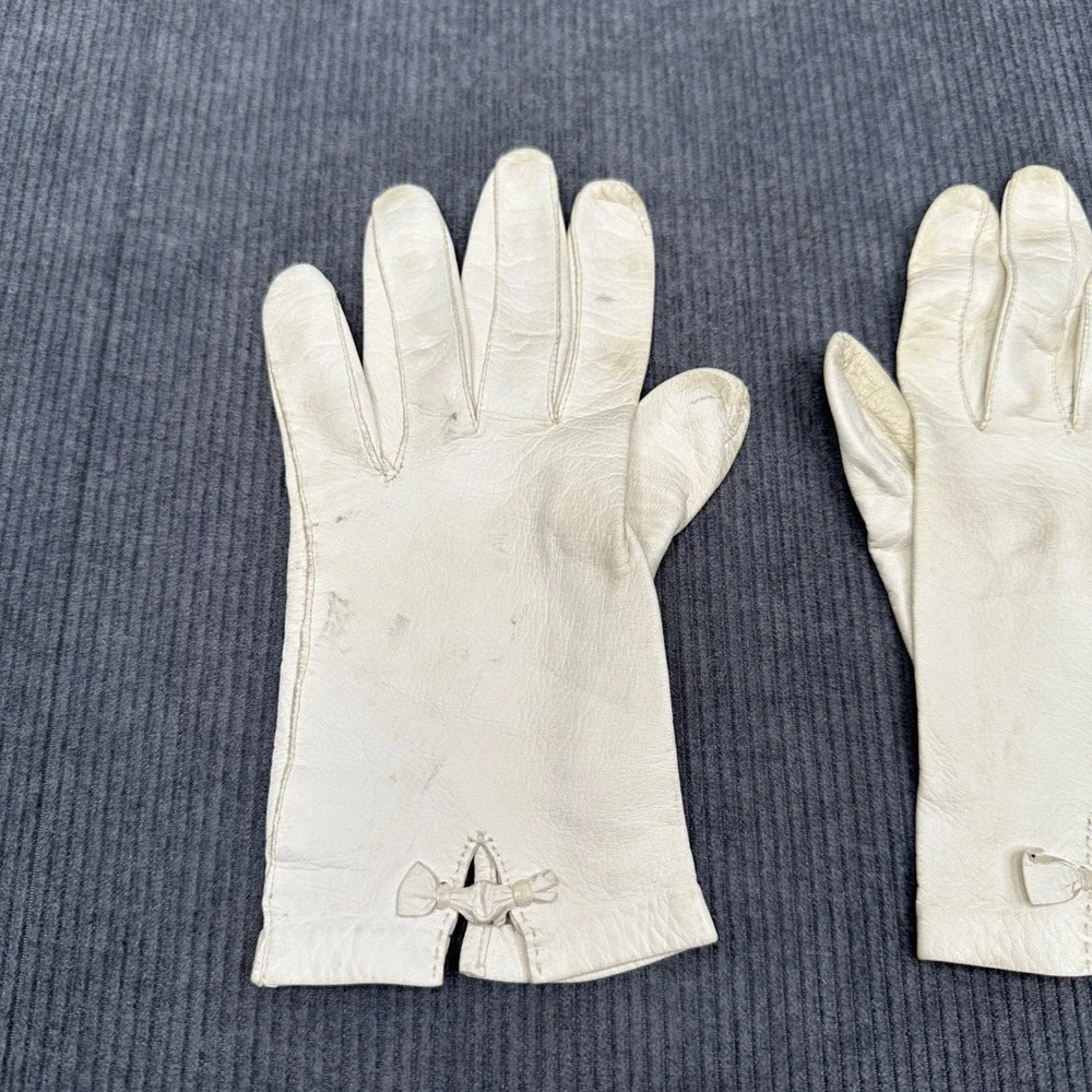 Vintage White Leather Gloves with Bow Detail Short Wrist Length‎ Mid-Century